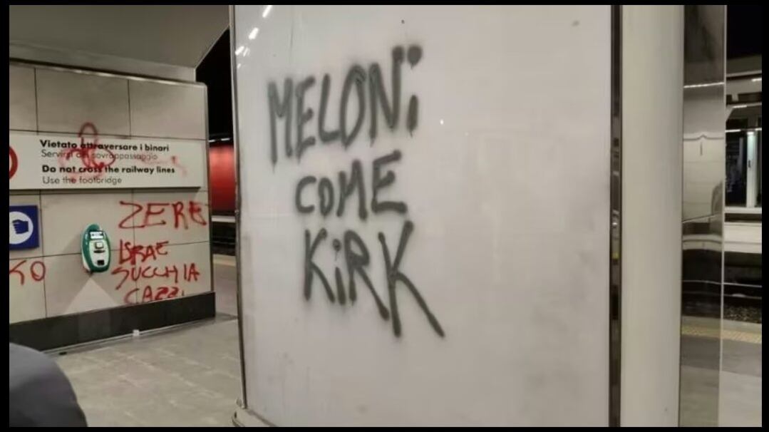 "Meloni come Kirk". "Prigionieri della violenza" Bufera sulla scritta contro la premier