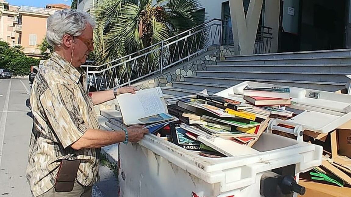 Bordighera: la scuola butta centinaia di libri nella spazzatura