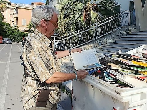 Bordighera: la scuola butta centinaia di libri nella spazzatura