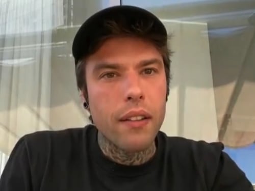Fedez a processo per aggressione: avrebbe dato un pugno al vicino nel 2016