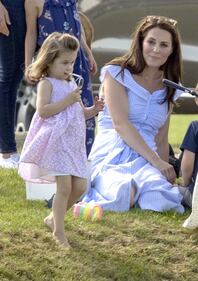 George e Charlotte giocano sull'erba 6