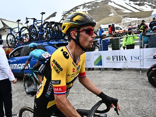 Roglic vince con la valigia in mano