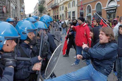 Uova e bottiglie contro Salvini 6