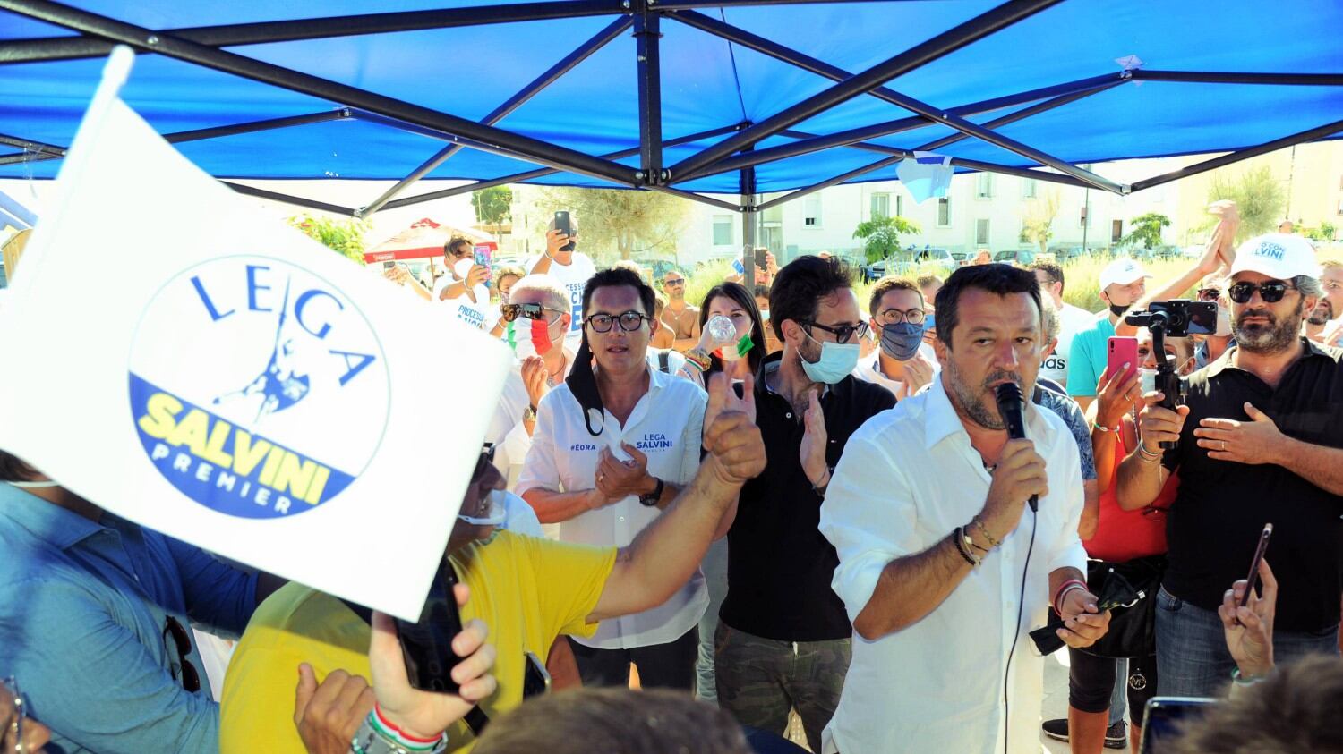 Le toghe "salvano" gli attivisti rossi che assaltarono il gazebo della Lega