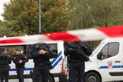 La polizia francese davanti al liceo 7