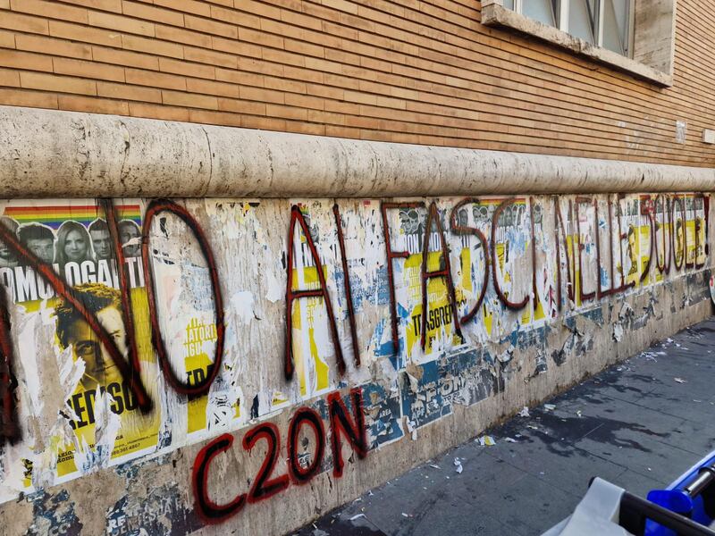Minacce di morte e slogan cupi: odio "rosso" contro gli studenti di destra 5
