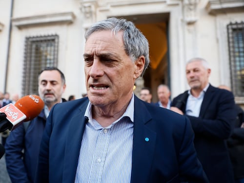 "Stellantis metta in salvo Maserati cedendola a Ferrari"