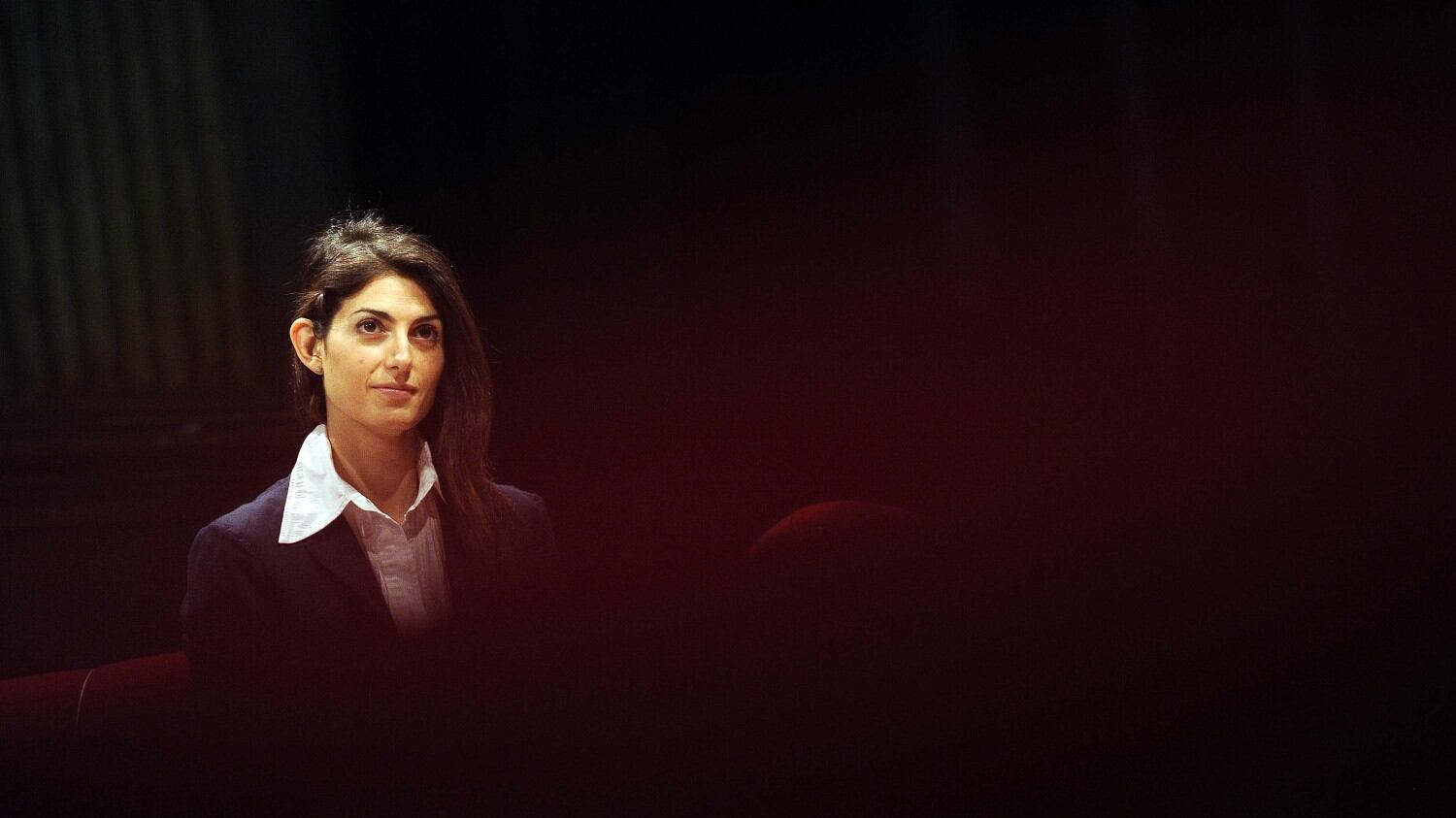 Raggi bifronte: attacca i dem ma ci ripensa e smorza il post