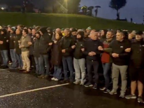La marcia unionista lungo la via cattolica dopo 28 anni e la catena umana per fermarla: torna la tensione in Irlanda del Nord