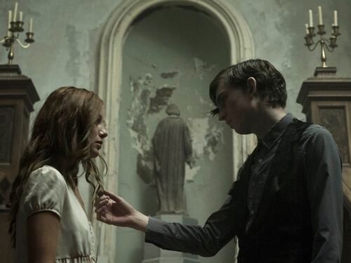 Al cinema, l'horror "The Lodgers - Non infrangere le regole"