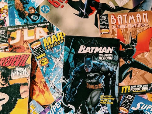 Quarant’anni fa il Rinascimento dei supereroi con i capolavori di Frank Miller e Alan Moore