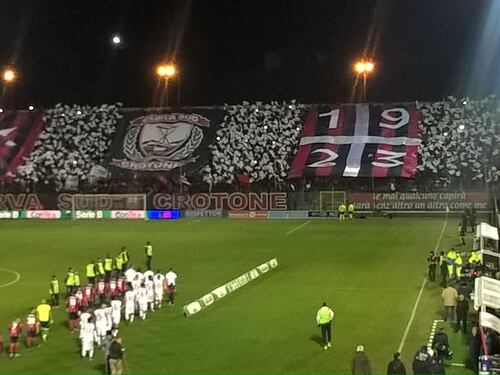 Crotone, ragazzo pestato allo stadio perché indossa maglia dell'Inter