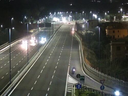 Carovana di scooter contromano in tangenziale, identificati 7 giovani