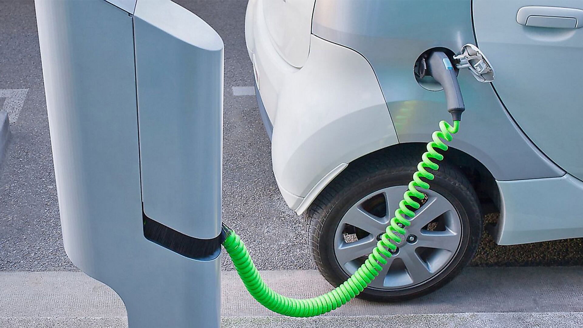 Cara e non ecologica, resta senza energia la corsa all'auto elettrica