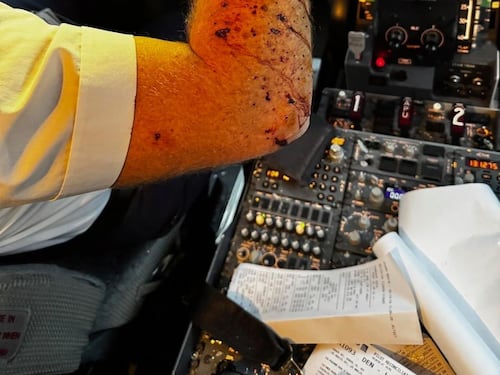 Paura a 11 mila metri di altezza, aereo colpito da un possibile "detrito spaziale": ferito il pilota