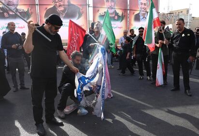 Teheran scende in piazza per i funerali dei "martiri" della guerra dei 12 giorni 20