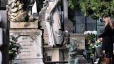 Torino, rubavano preziosi e denti d'oro dai cadaveri: 15 operatori del cimitero ai domiciliari
