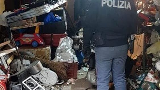 Un immobile comunale trasformato in discarica da un operatore ecologico