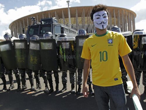 Anonymous all'attacco del Mondiale. Rete in allarme