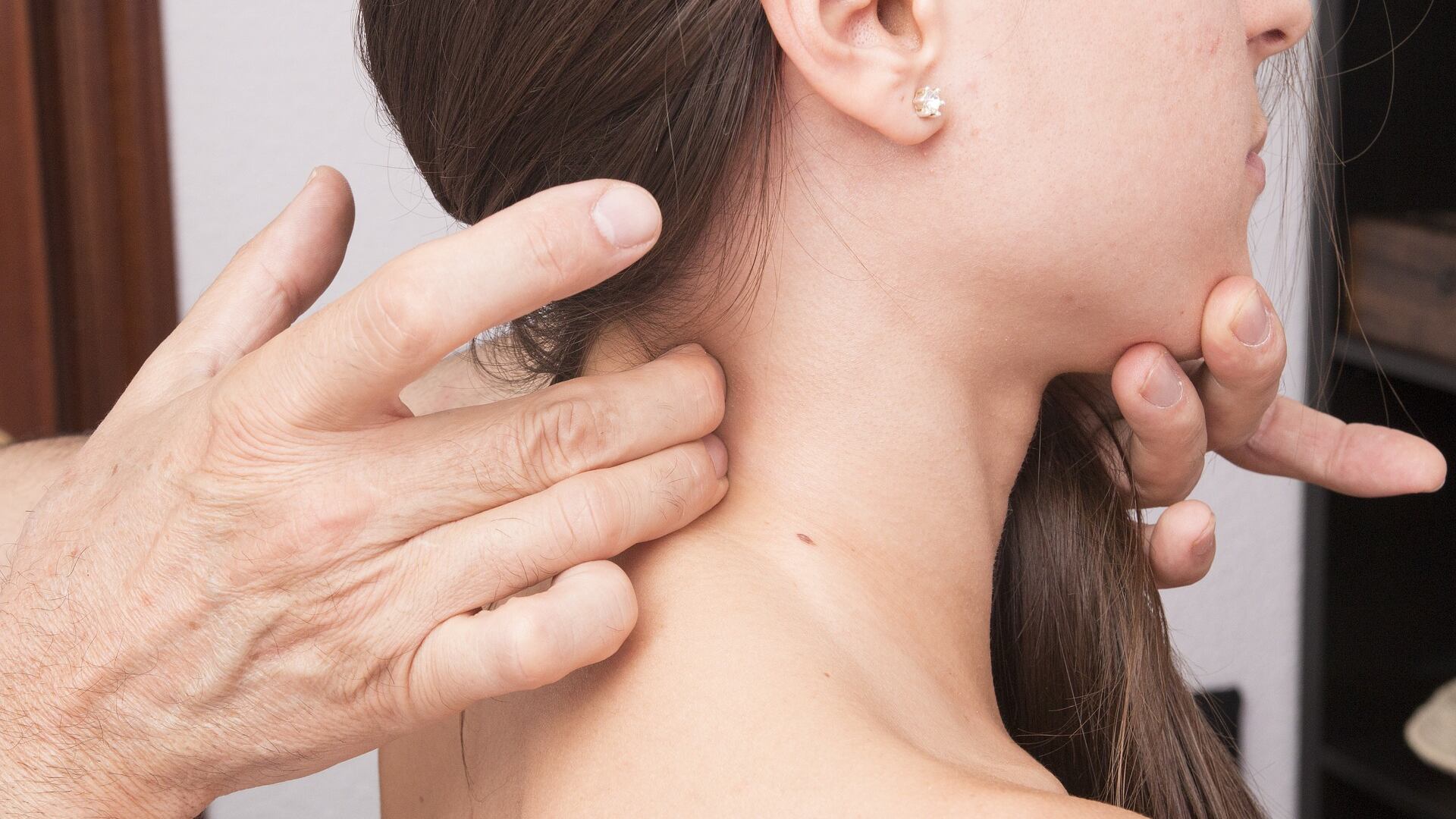 Cervicale, perché provoca dolore e i metodi per curarla