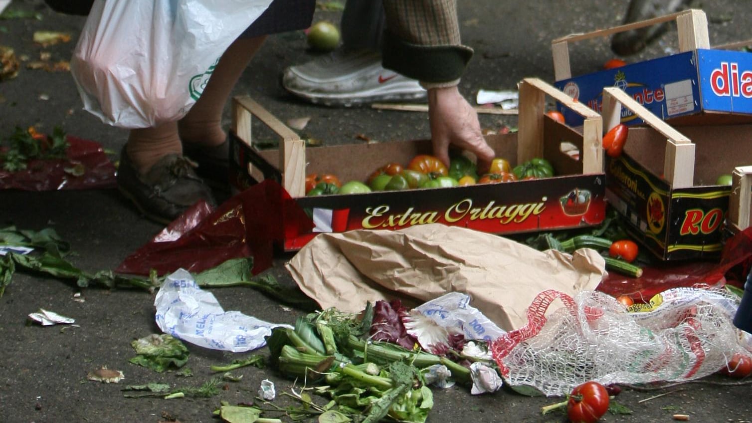 Italiani sempre più poveri E ai politici un 2 in pagella