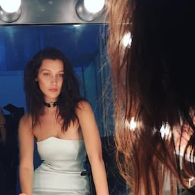 Bella Hadid si mostra in topless 24