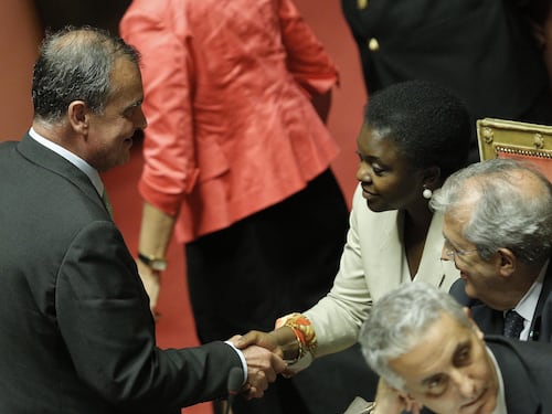 Calderoli resiste: caso chiuso. Ma Letta minaccia Maroni