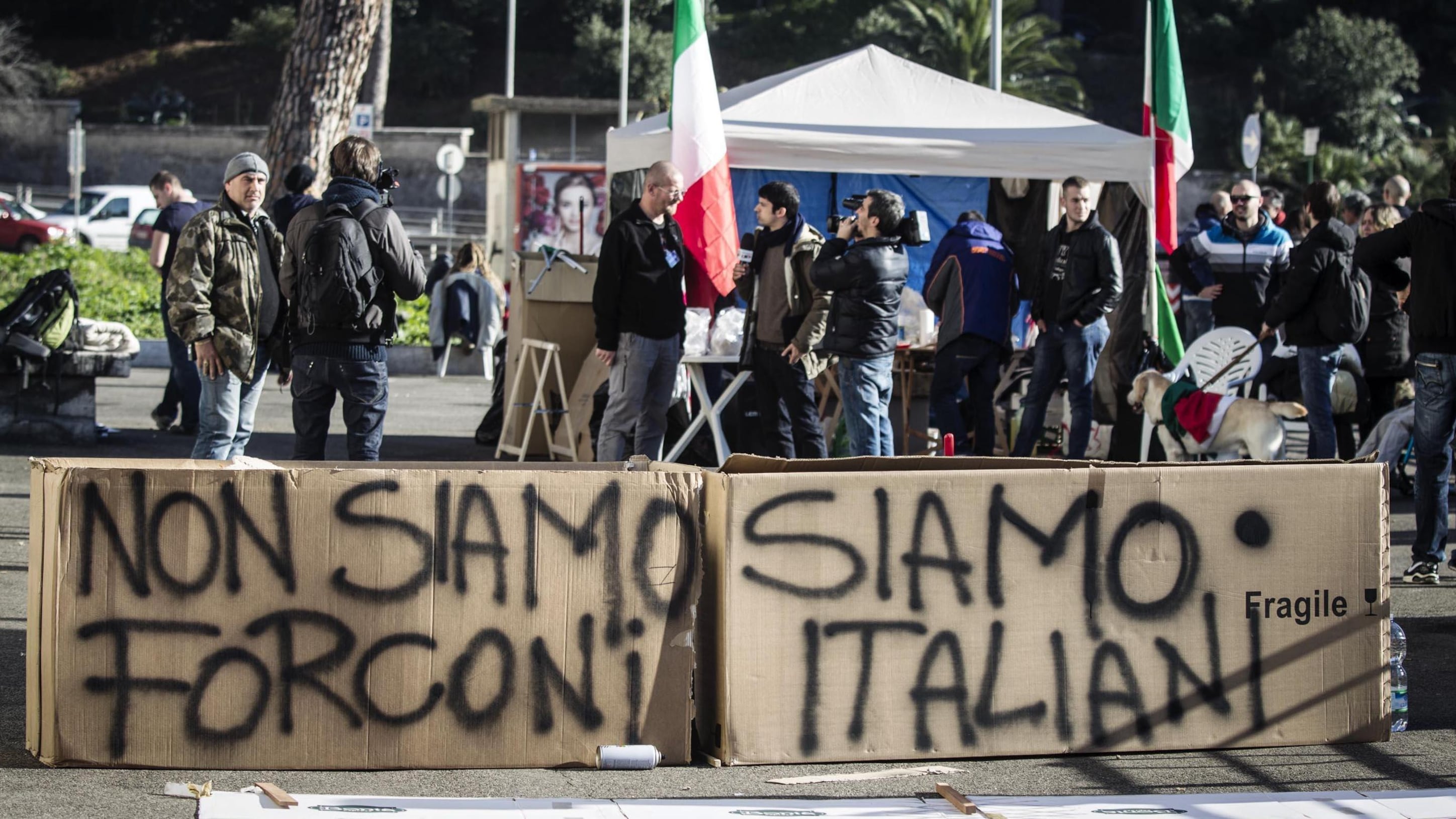 L'ira della piazza, fischi a Napolitano
