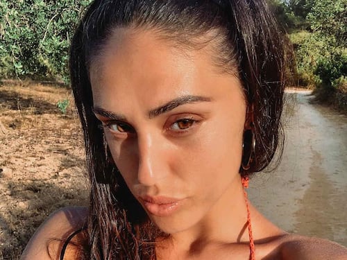 La spallina scivola via e Cecilia Rodriguez è hot
