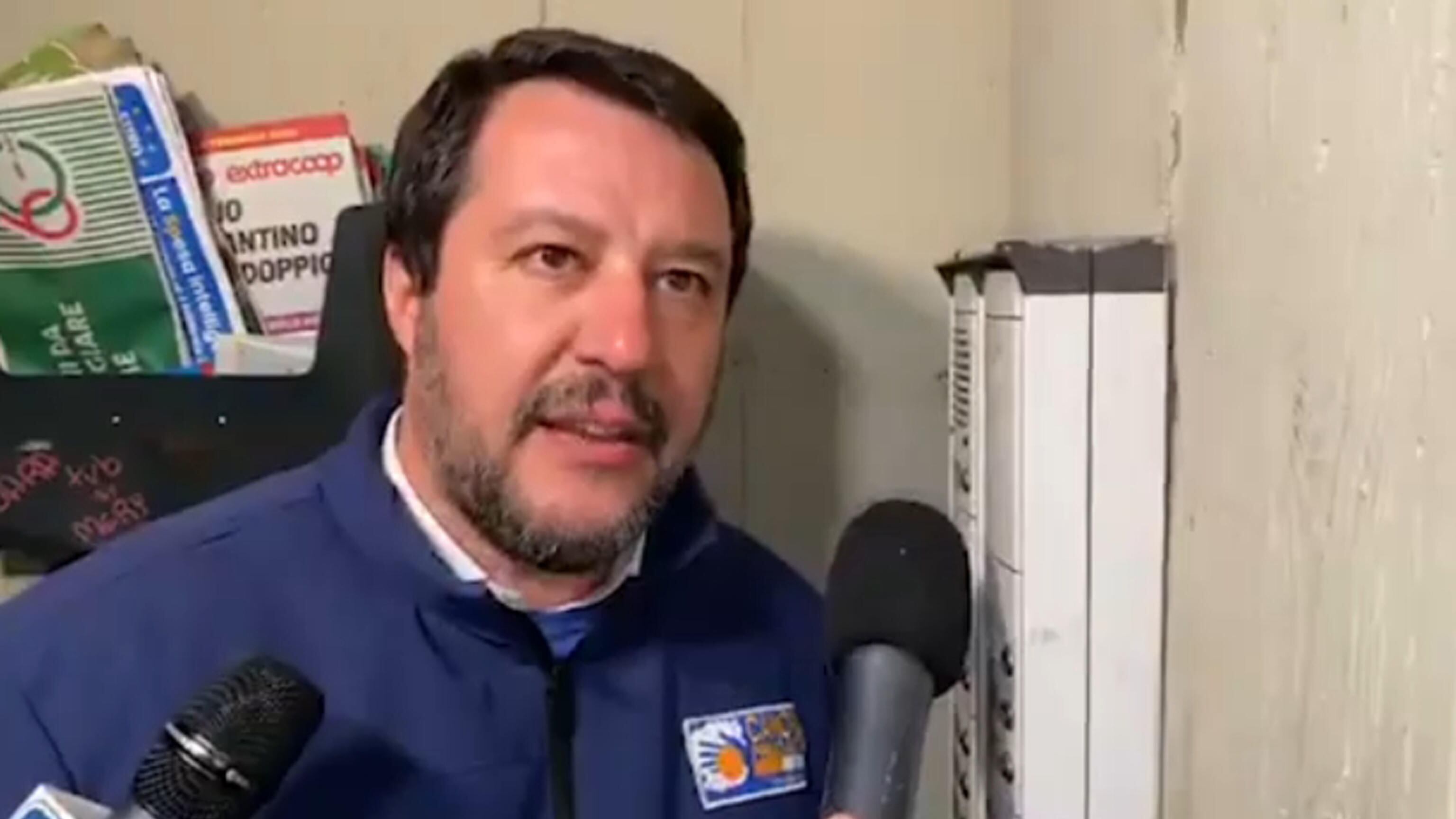 Salvini linciato per la citofonata: ora tutta la famiglia è stata condannata per droga