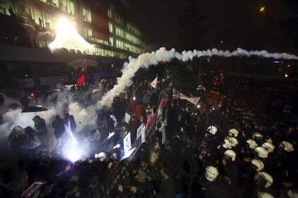 Turchia, scontri dopo il sequestro del quotidiano 1
