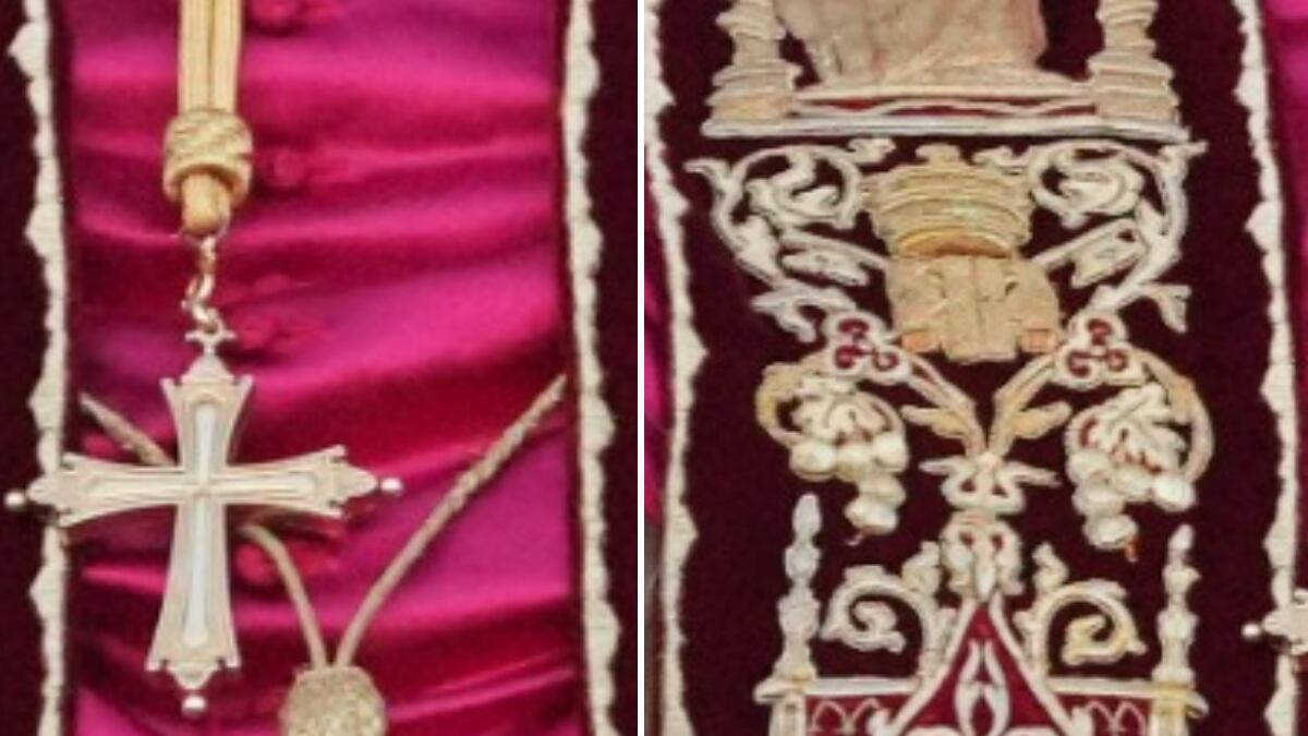 La mozzetta rossa, la croce d'oro e la stola pontificia: cosa significano i paramenti di Leone XIV