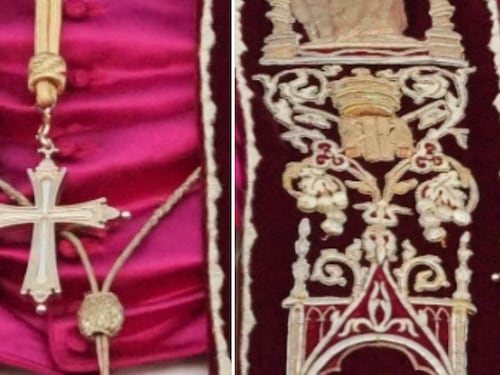 La mozzetta rossa, la croce d'oro e la stola pontificia: cosa significano i paramenti di Leone XIV