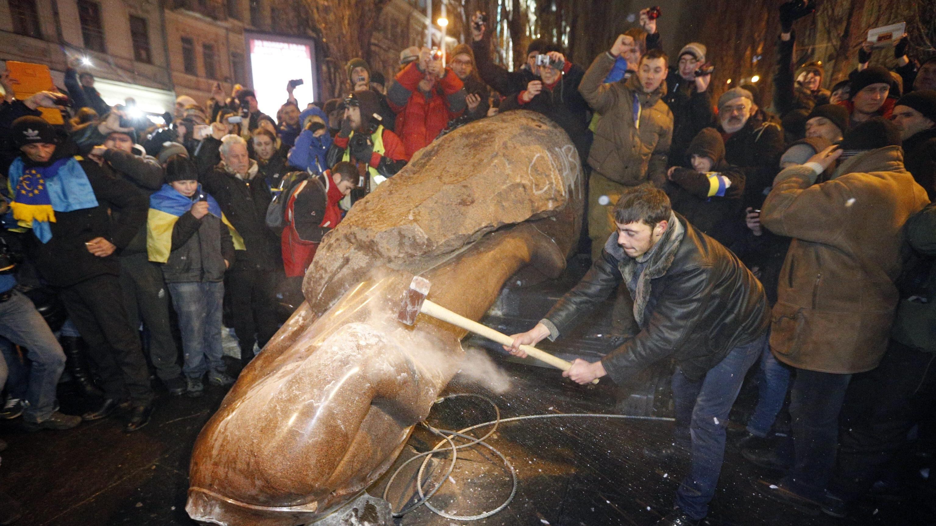 Ucraini ancora in piazza per stare con l'Europa: demolita la statua di Lenin