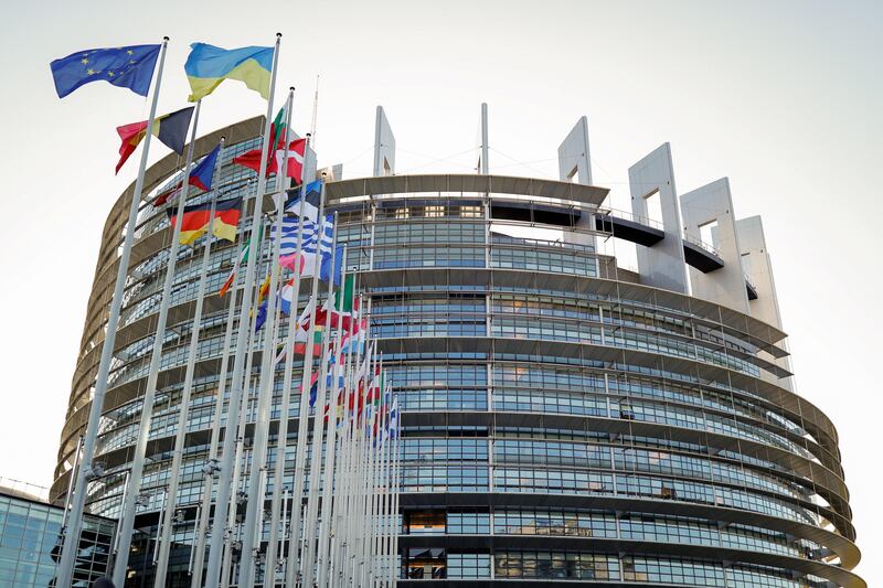 "Regali per favorire Huawei". Fermati lobbisti per corruzione al Parlamento Ue