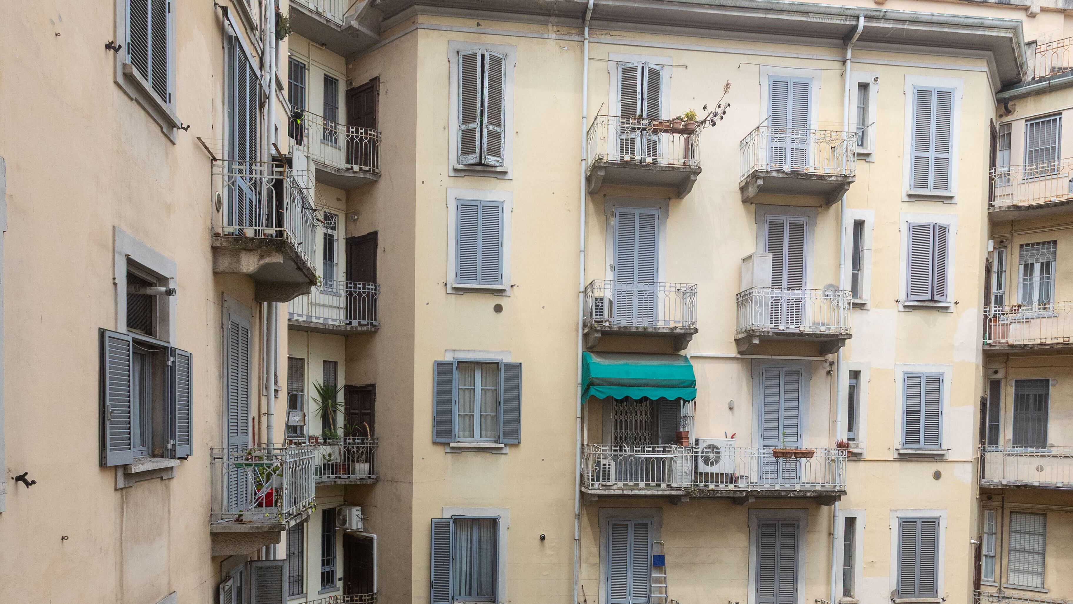 "Ci hanno fatti scendere sentivamo le sue urla. Si è gettata dal balcone"