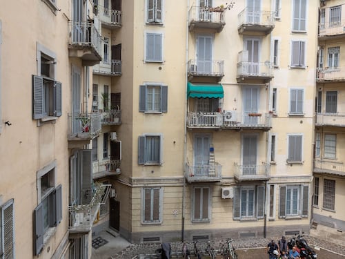 "Ci hanno fatti scendere sentivamo le sue urla. Si è gettata dal balcone"