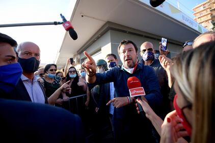 Matteo Salvini contestato a Mondragone, un ferito  12