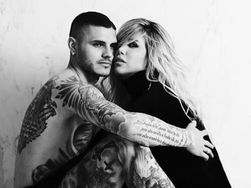 "Pagliaccio", "Sei un uomo di m..." Valanga di insulti sui Icardi per questa foto