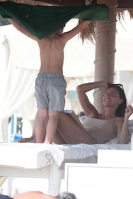 Claudia Galanti e i figli in spiaggia a Marina Di Pietrasanta 17