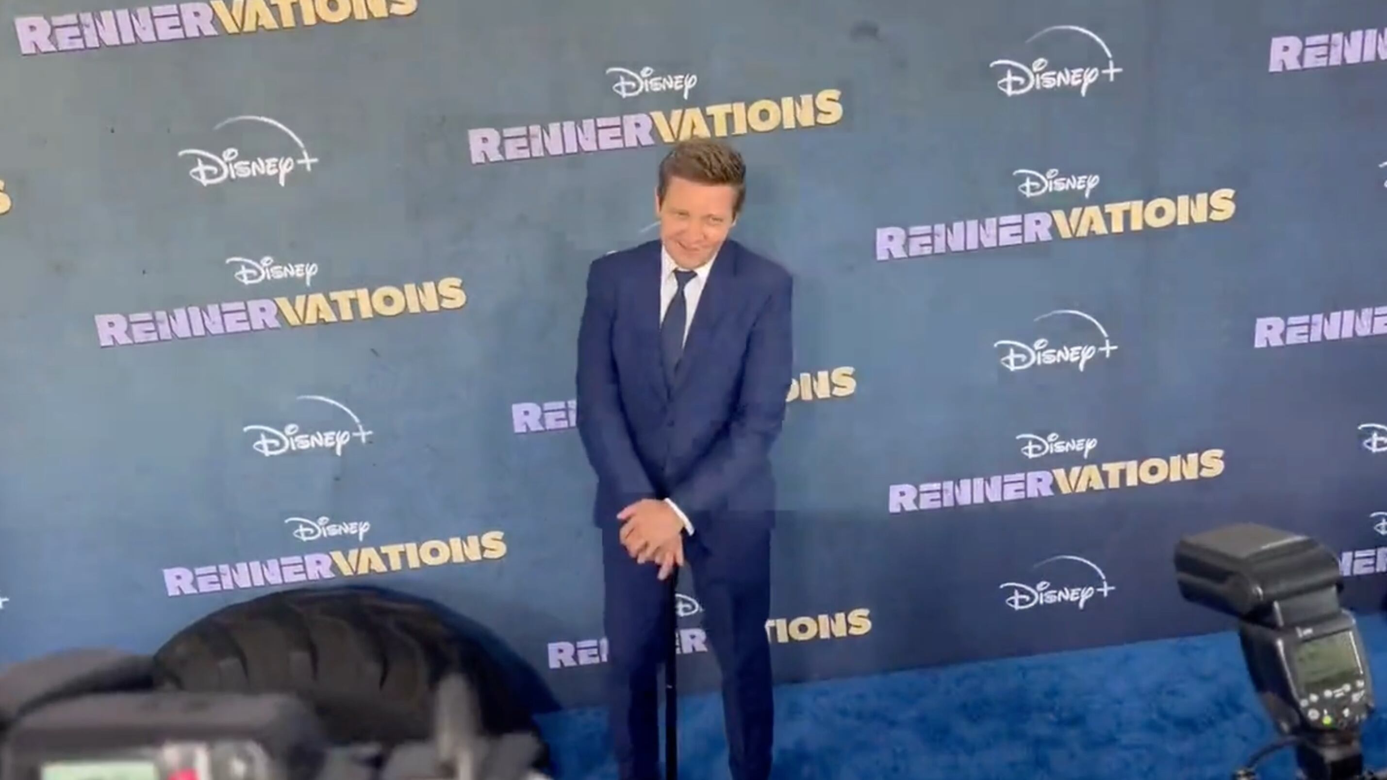 Col bastone sul red carpet: la prima uscita di Jeremy Renner dopo l'incidente