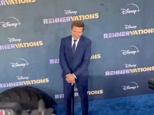 Col bastone sul red carpet: la prima uscita di Jeremy Renner dopo l'incidente