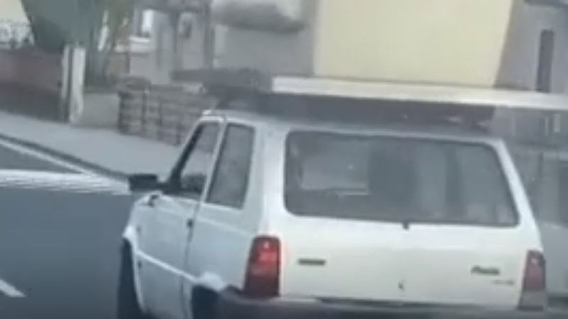 Viaggia sdraiato sul divano sul tetto di una Panda: follia tra le strade di Catania
