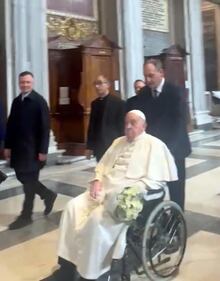 Papa Francesco nella Basilica di Santa Maria Maggiore: la preghiera e le rose. Le immagini 2