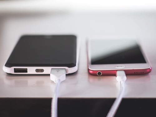Caricatore, addio da Samsung e Xiaomi. Ma non deridevano Apple?