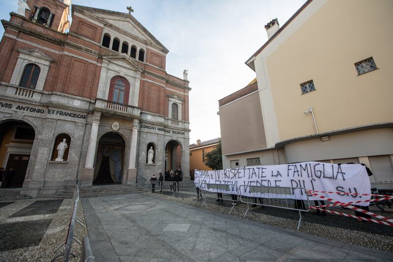 Oggi il funerale di Giovanna Pedretti: lo striscione contro la stampa, le farfalle incise sulla bara 3