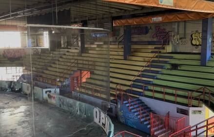 Degrado nello storico palazzetto Agorà del ghiaccio di Milano 1