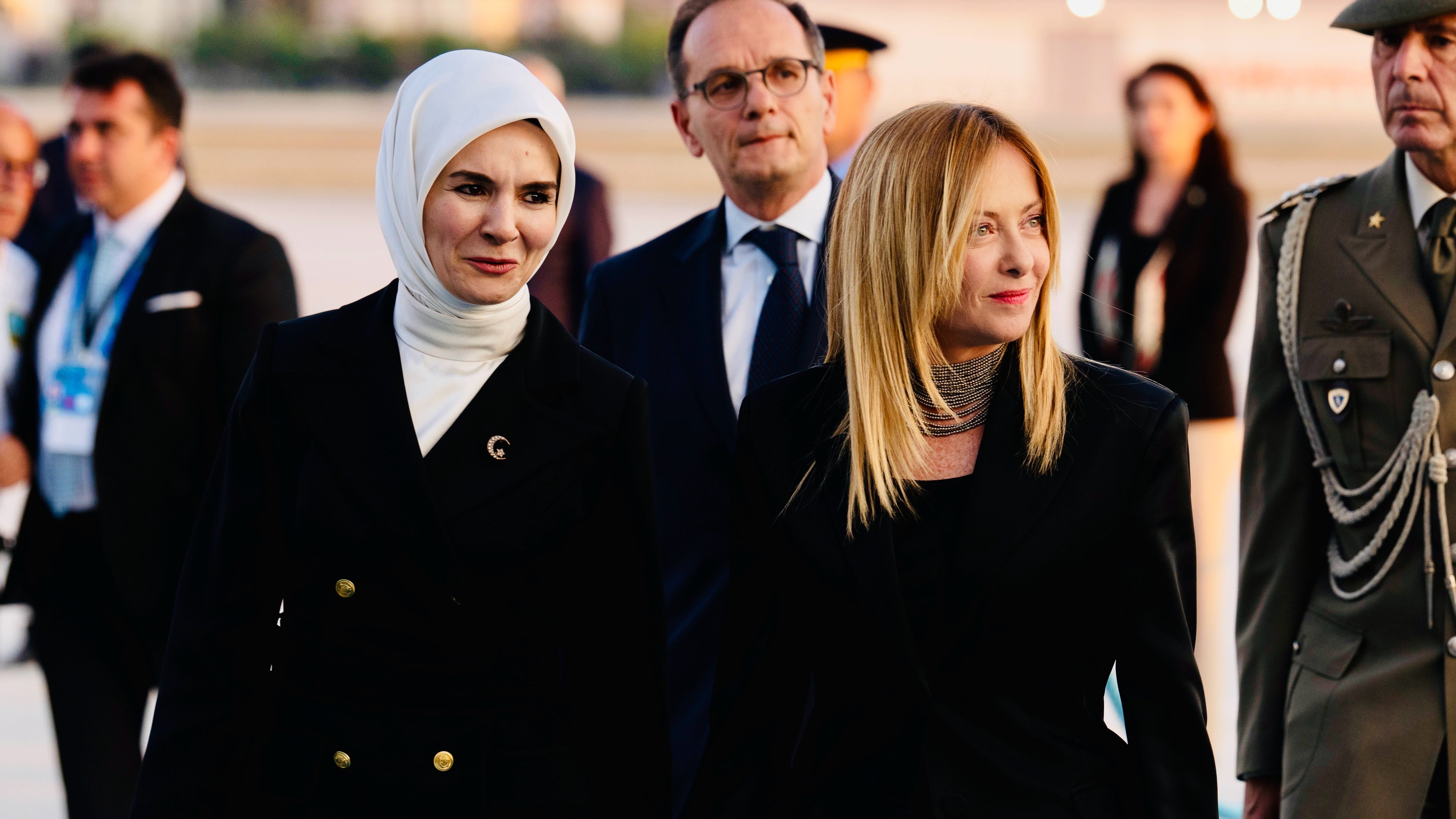 Cena della "tregua" tra Meloni e Trump (e il resto dell'Ue). "Rapporti cordiali"