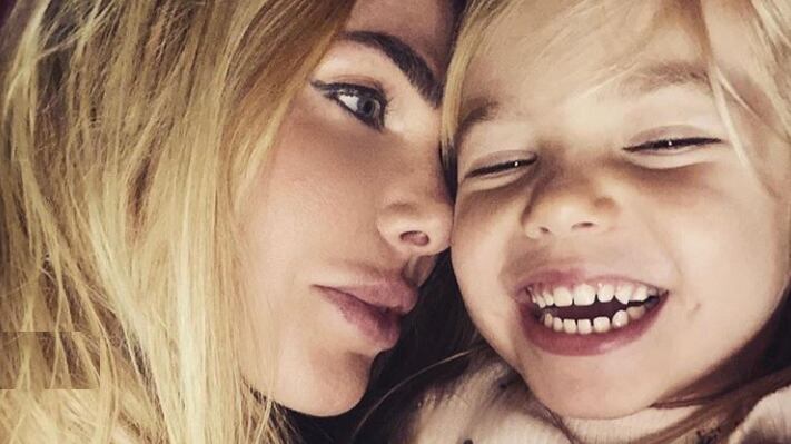 La dedica di Ilary Blasi alla figlia Isabel: "Rimani sempre curiosa della vita"