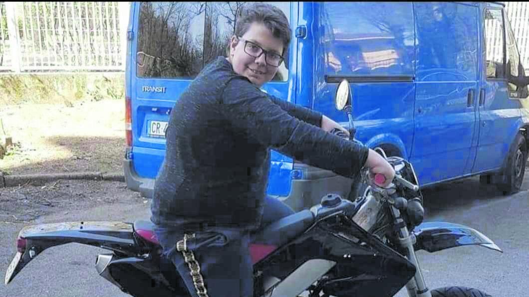 Era in vacanza con gli amici, muore sbalzato fuori dall'auto